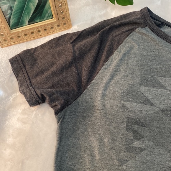 Geometric Pattern T-Shirt - Picture 3 of 6